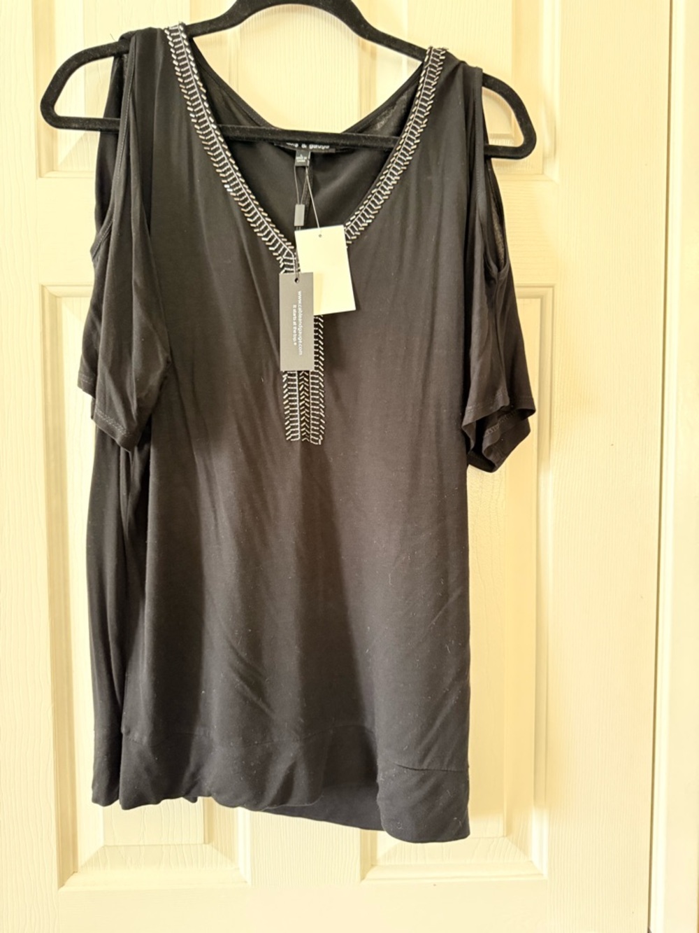 Cable & Gauge Black Cold-Shoulder Short Sleeve Tee size L NWT
